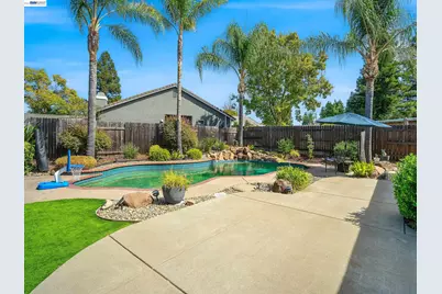 3327 Chapelle Dr, Roseville, CA 95661 - Photo 2