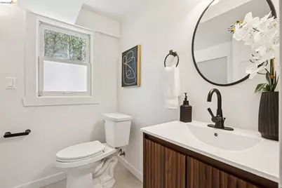 915 63rd St, Oakland, CA 94608 - Photo 32