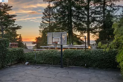 6427 Ascot Dr, Oakland, CA 94611 - Photo 8