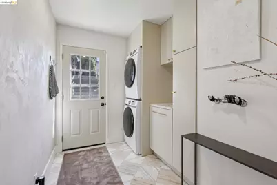 10592 Englewood Dr, Oakland, CA 94605 - Photo 46