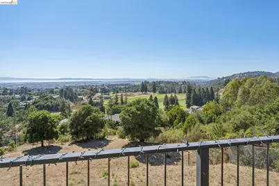 10592 Englewood Dr, Oakland, CA 94605 - Photo 54