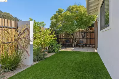 10592 Englewood Dr, Oakland, CA 94605 - Photo 6