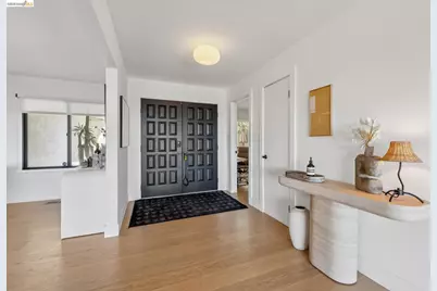 10592 Englewood Dr, Oakland, CA 94605 - Photo 8