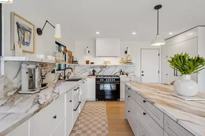 10592 Englewood Dr, Oakland, CA 94605 - Photo 20