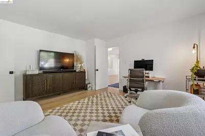 10592 Englewood Dr, Oakland, CA 94605 - Photo 40
