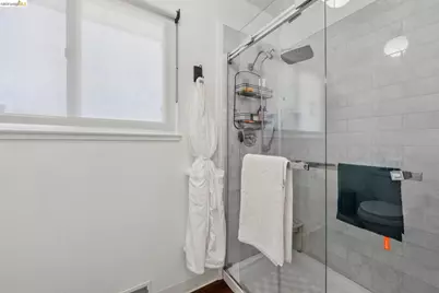10592 Englewood Dr, Oakland, CA 94605 - Photo 36