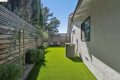 10592 Englewood Dr, Oakland, CA 94605 - Photo 48