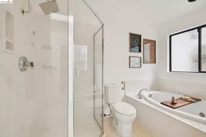 557 Hiller Dr, Oakland, CA 94618 - Photo 36