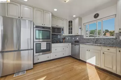 8011 Sunkist Dr, Oakland, CA 94605 - Photo 6