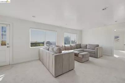 8011 Sunkist Dr, Oakland, CA 94605 - Photo 18