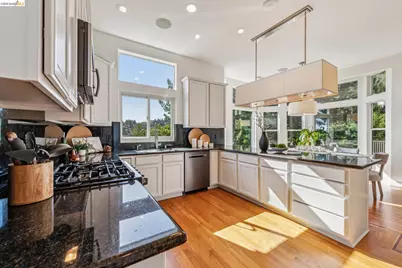 35 Bay Forest Ct, Oakland, CA 94611 - Photo 12