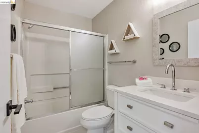 16 Town Sq Pl, Oakland, CA 94603 - Photo 38
