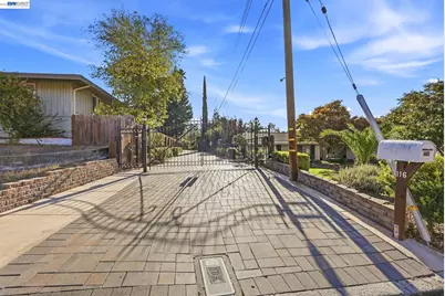 116 Coral Dr, Orinda, CA 94563 - Photo 2