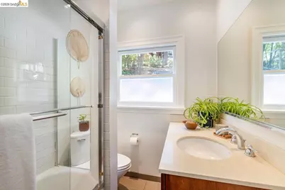 5981 Chabolyn Ter, Oakland, CA 94618 - Photo 32