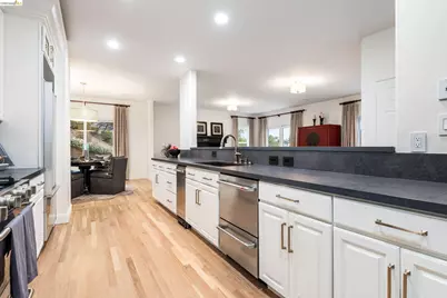 6036 Mazuela Dr, Oakland, CA 94611 - Photo 22