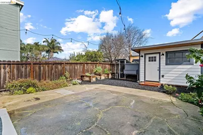5812 Dover St, Oakland, CA 94609 - Photo 2