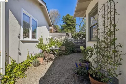 5850 Lawton Ave, Oakland, CA 94618 - Photo 42