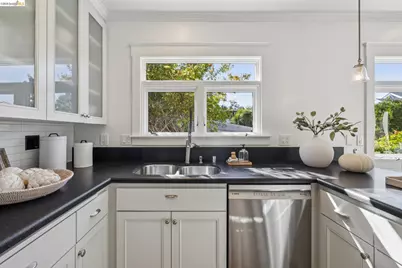 5850 Lawton Ave, Oakland, CA 94618 - Photo 18