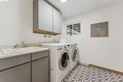2659 Carisbrook Dr, Oakland, CA 94611 - Photo 52