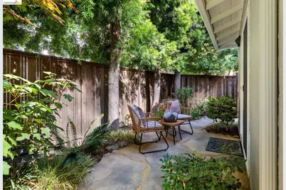 6660 Sobrante Rd, Oakland, CA 94611 - Photo 14