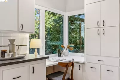 2556 Carisbrook Dr, Oakland, CA 94611 - Photo 34
