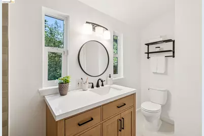 2556 Carisbrook Dr, Oakland, CA 94611 - Photo 48