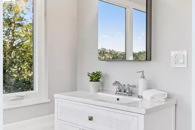2556 Carisbrook Dr, Oakland, CA 94611 - Photo 42