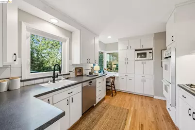 2556 Carisbrook Dr, Oakland, CA 94611 - Photo 28