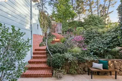2556 Carisbrook Dr, Oakland, CA 94611 - Photo 8