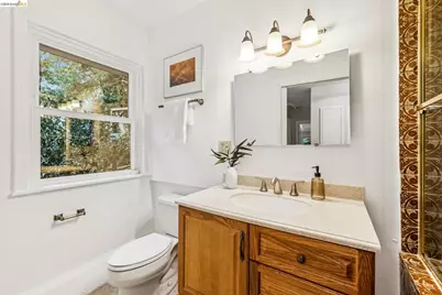 2556 Carisbrook Dr, Oakland, CA 94611 - Photo 62