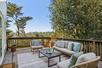 2556 Carisbrook Dr, Oakland, CA 94611 - Photo 24