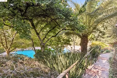 2556 Carisbrook Dr, Oakland, CA 94611 - Photo 74