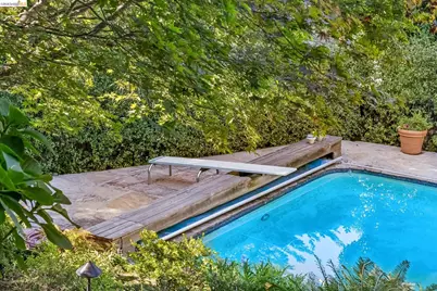 2556 Carisbrook Dr, Oakland, CA 94611 - Photo 76