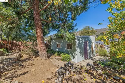 7531 Greenly Dr, Oakland, CA 94605 - Photo 32