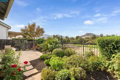1049 Feather Cir, Clayton, CA 94517 - Photo 4