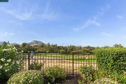 1049 Feather Cir, Clayton, CA 94517 - Photo 6