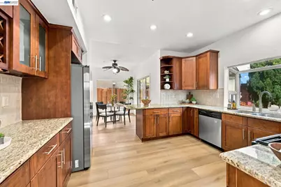 32409 Seaside Dr, Union City, CA 94587 - Photo 8