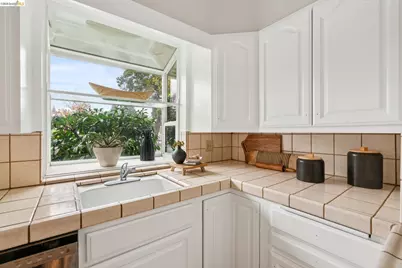 1120 Hubert Rd, Oakland, CA 94610 - Photo 18