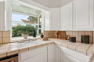 1120 Hubert Rd, Oakland, CA 94610 - Photo 18