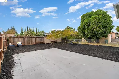 8821 Dowling St, Oakland, CA 94605 - Photo 26