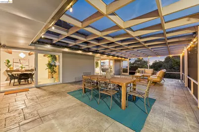 11260 Kerrigan Dr, Oakland, CA 94605 - Photo 12