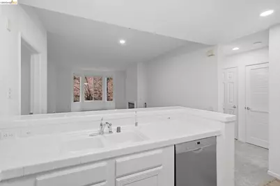 180 Caldecott #111, Oakland, CA 94618 - Photo 6