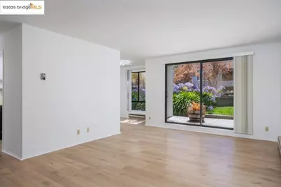 4 Commodore Dr #D229, Emeryville, CA 94608 - Photo 2