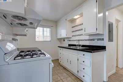723 Apgar St, Oakland, CA 94609 - Photo 1