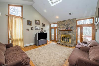4 Courter Pl Fairfield Nj 07004 Mls 3611539 Coldwell Banker