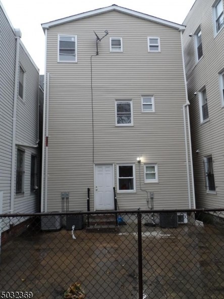 45 Hawkins St, Newark, NJ 07105-3917