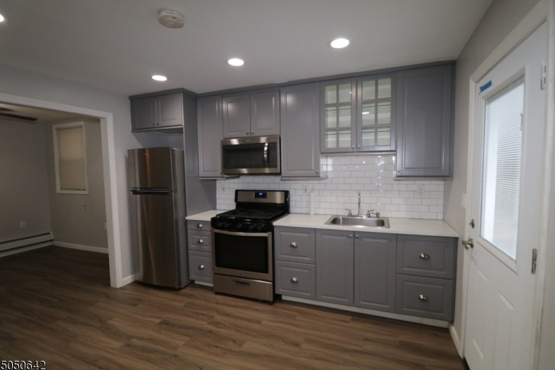 102 Chapel St, Newark, NJ 07105-4102