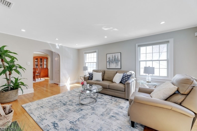18 Bodwell Ter, Millburn, NJ 07041-1202