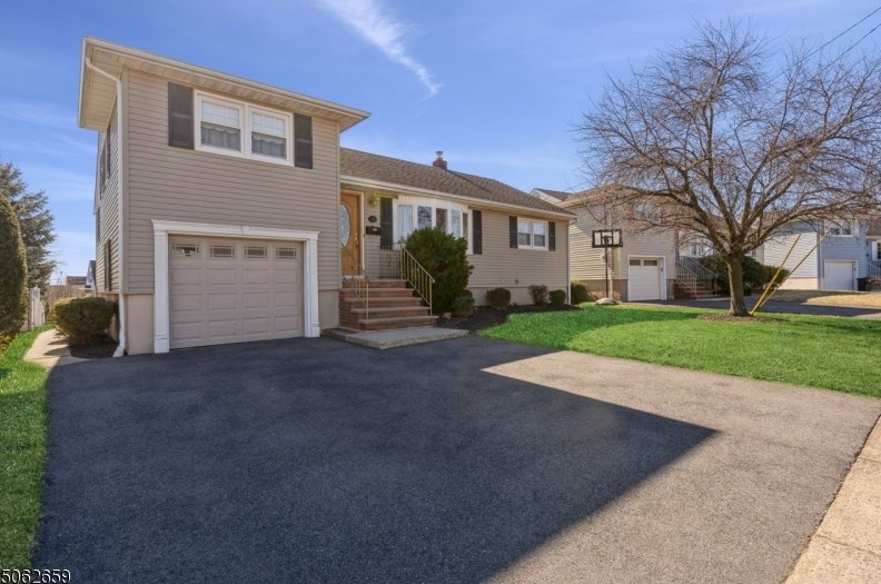 35 Lorrie Ln, Clifton, NJ 07012-1820
