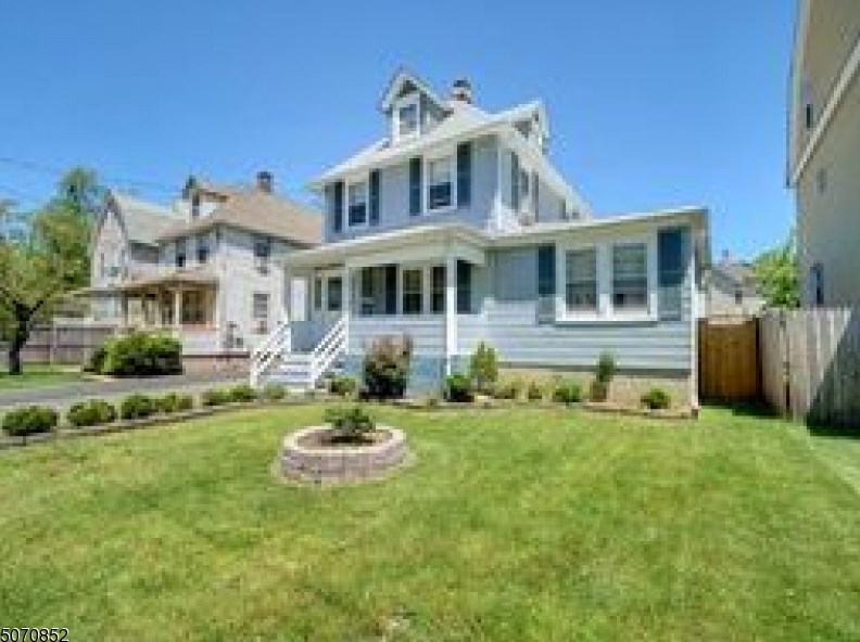 304 Grove St, Plainfield, NJ 07060-4009